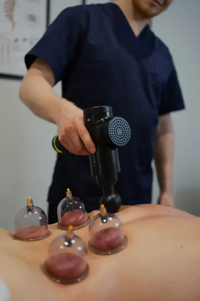 Masaje de espalda con técnica de tejido profundo